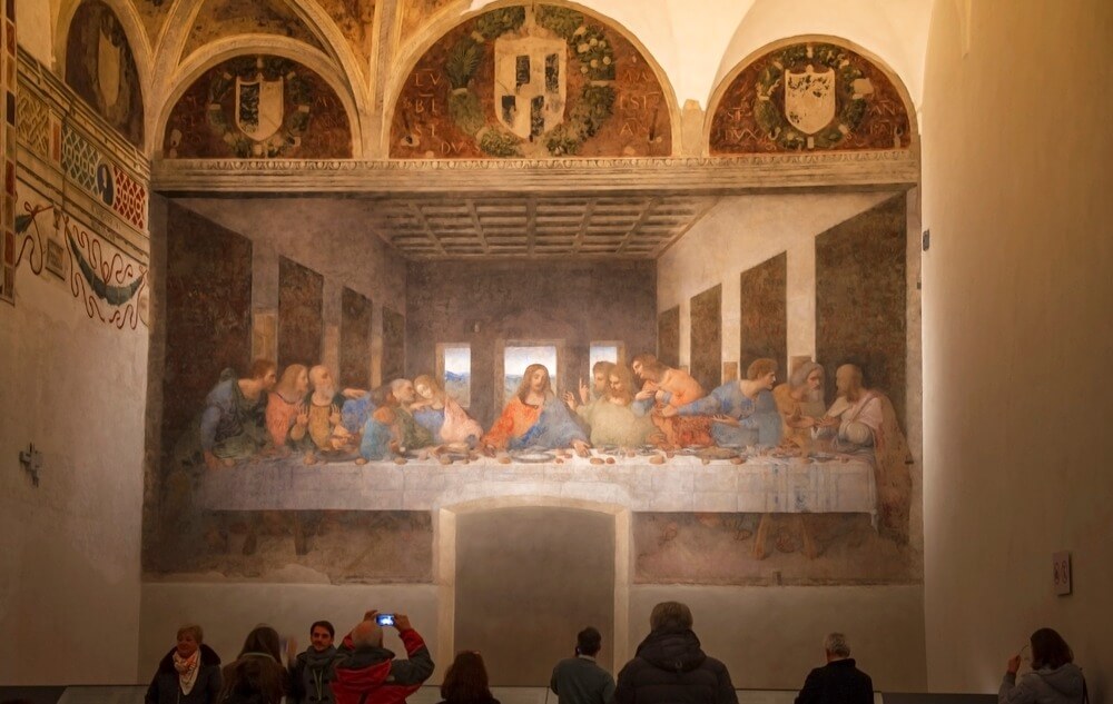 tourists taking pictures of The Last Supper in milan
